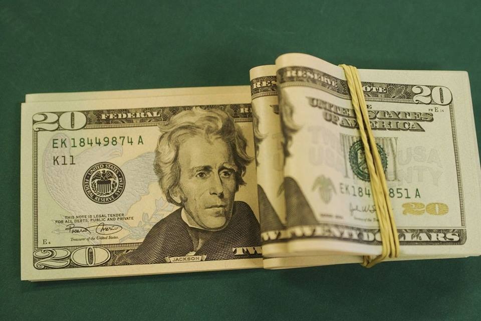 Dólar recua em linha com exterior em busca por ativos de risco